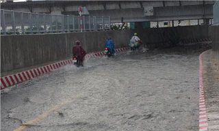 Hầm chui cầu Bình Triệu ngập sâu trong cơn mưa lớn sáng 2/5.