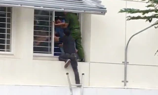 Nam sinh cố thủ sau khi tự tử bất thành