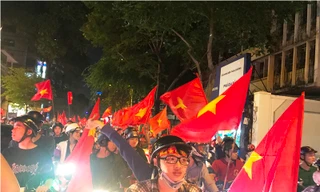 Đường phố Sài Gòn ngập tràn cờ đỏ sao vàng mừng U23 Việt Nam