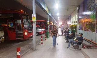 Những hành khách cuối cùng của năm 2017 tại bến xe Miền Đông.