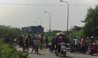 Nhiều người dân theo dõi công an làm việc. 