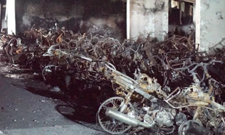 Cả trăm xe máy, ôtô biến thành phế liệu trong hầm chung cư Carina 