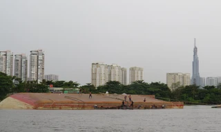 Chiếc sà lan lật úp trên sông Sài Gòn.