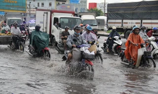Mưa nhỏ cũng khiến đường Sài Gòn ngập lênh láng