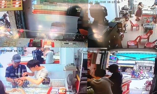 Người đàn ông vờ mua vàng rồi lấy bỏ chạy.