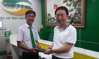 Tài xế Hiếu trả lại chiếc ví chứa nhiều tài sản cho khách.