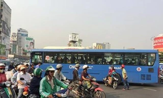 Tài xế xe buýt chạy ngược tại vòng xoay còn đòi hành hung người đi đường.