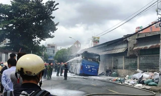 Xe khách cháy trơ khung khi đang đậu ở TPHCM
