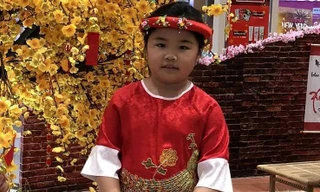 Bé D.đượ tìm thấy khi đi cùng bé gái khác ở bến xe buýt.