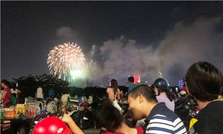 Mãn nhãn màn pháo hoa mừng 43 năm đất nước thống nhất