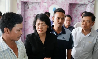 Phó chủ tịch nước đến thăm và hỗ trợ người dân chung cư Carina.