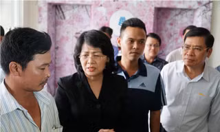Phó chủ tịch nước đến thăm và hỗ trợ người dân chung cư Carina.