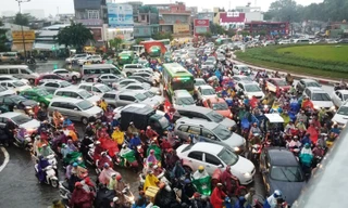 Giao thông cửa ngõ Tân Sơn Nhất tê liệt sau cơn mưa