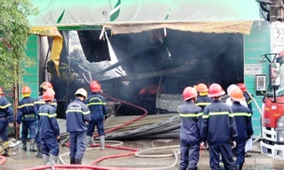 Cận cảnh hiện trường vụ cháy kho vải ở Sài Gòn lúc rạng sáng