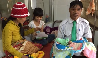 Tài xế Kpa Điêm và em bé thứ 100 sinh ra trên taxi của Mai Linh.