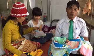 Tài xế Kpa Điêm và em bé thứ 100 sinh ra trên taxi của Mai Linh.