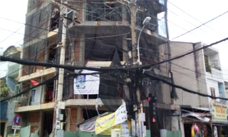 Công trình nơi tấm ván rơi xuống nhà dân.