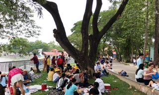 Người Sài Gòn đổ xô đi công viên 'trốn nắng' ngày lễ 30/4