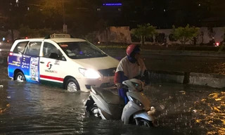 Đường Nguyễn Hữu Cảnh bị ngập tối 1/6 do hệ thống cống bị tắc, nước không về máy bơm.