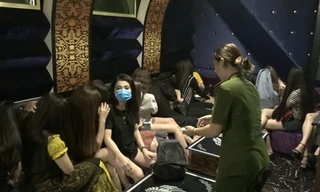 Bên trong nhà hàng có tiếp viên mặc 'mát mẻ' phục vụ khách nhậu