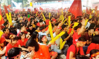 Những người lạ sẵn sàng giúp đỡ nhau, hòa chung niềm vui với bóng đá.