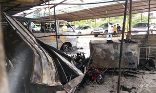 Nhiều ô tô bên trong bãi giữ xe bị thiêu rụi.