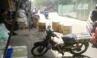 Nam thanh niên đang bán hàng trong tiệm tạp hóa thì bị thanh sắt rơi trúng.