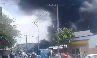 Khói lửa bốc lên nghi ngút từ cơ sở xốp.