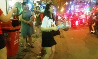 TPHCM: Xoong nồi xuống phố mừng U23 Việt Nam vào chung kết