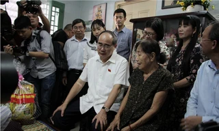 Bí thư Thành uỷ TPHCM Nguyễn Thiện Nhân thăm người dân Thủ Thiêm.