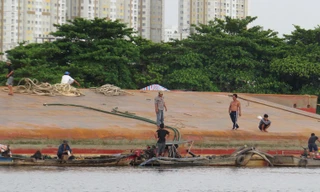Tàu hàng tông chìm sà lan trên sông Sài Gòn, 2 người mất tích