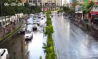 Đường Nguyễn Hữu Cảnh khô ráo sau khi mưa kết thúc 10 phút.