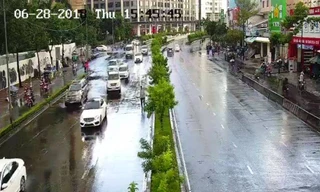 Đường Nguyễn Hữu Cảnh khô ráo sau khi mưa kết thúc 10 phút.