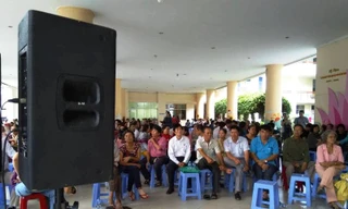 Cử tri không được vào phòng hội nghị được bố trí loa để ngồi nghe bên ngoài.