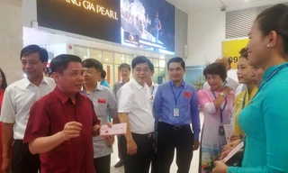 Bộ Trưởng Nguyễn Văn Thể chúc Tết và tặng lì xì cho nhân viên phục vụ tại sân bay Tân Sơn Nhất.