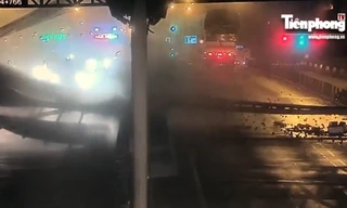 Giây phút xe tải kéo sập giàn giáo khiến hầm Thủ Thiêm tê liệt