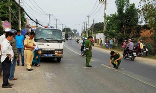Hai bố con thương vong dưới bánh xe 'hung thần' container