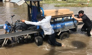 Hậu bão số 9, tuyến đường ở Thủ Thiêm vẫn ngập lút bánh xe