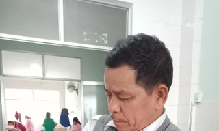 Tài xế Triết thuyết phục gia đình đưa em bé đến bệnh viện sau khi sinh trên taxi.