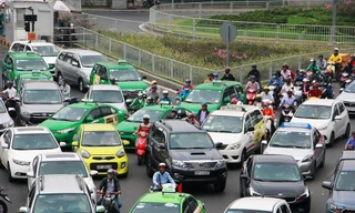 Cửa ngõ sân bay Tân Sơn Nhất kẹt xe kinh hoàng chiều 25 Tết