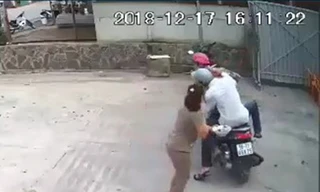 Hai thanh niên giật dây chuyền của người phụ nữ ngay trước cửa nhà