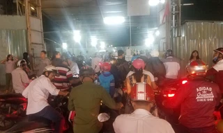 Các bãi giữ xe lớn luôn đông nghẹt người vào gửi xe máy.