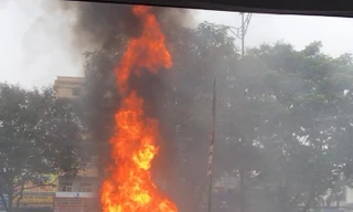 Chiếc ô tô bốc cháy ngùn ngụt trên đường.