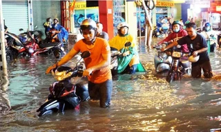 Nhiều khu vực ở TPHCM bị ngập do mưa và triều cường.