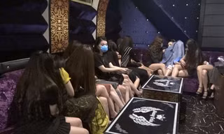 Hàng chục nữ tiếp viên mặc hở hang trong nhà hàng ở Sài Gòn