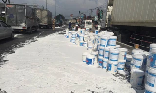 Sơn nước đổ đầy đường vì tài xế phanh gấp.