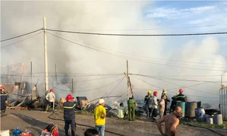 Khu lán trại ở Sài Gòn cháy rụi, công nhân ôm tư trang tháo chạy