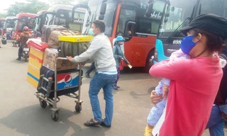 Người dân ùn ùn rời Sài Gòn chiều 28 Tết