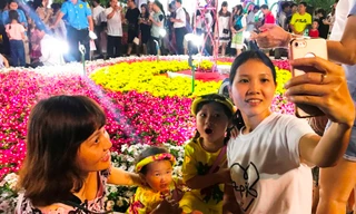 'Biển người' trong ngày khai mạc đường hoa Nguyễn Huệ