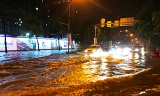 Cơn mưa tối 1/6 khiến nhiều tuyến đường ở TPHCM ngập nặng.